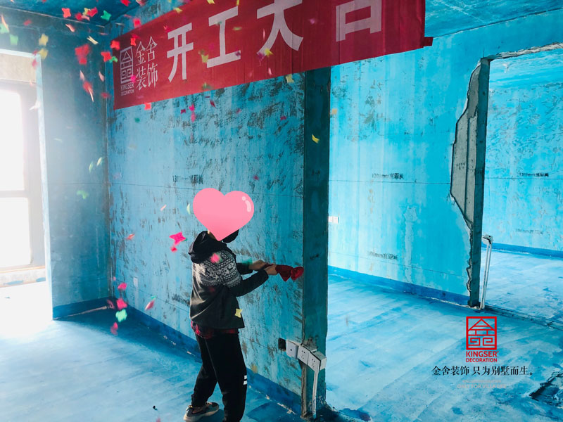 融創(chuàng)中心217平米四居裝修施工現(xiàn)場